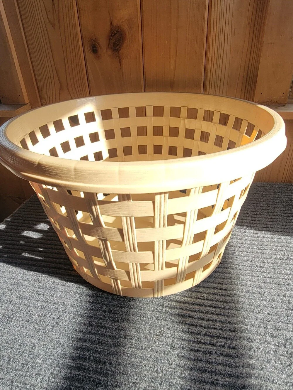 Vintage Rubbermaid Beige round laundry basket